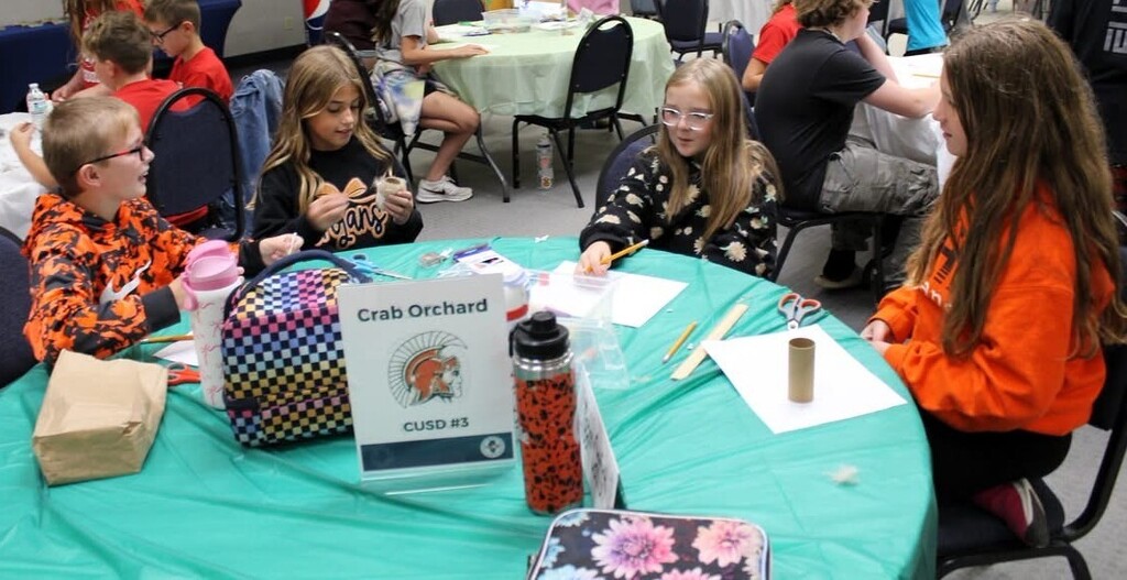 5th grade students building a craft