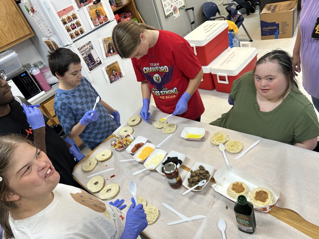 students making pizza