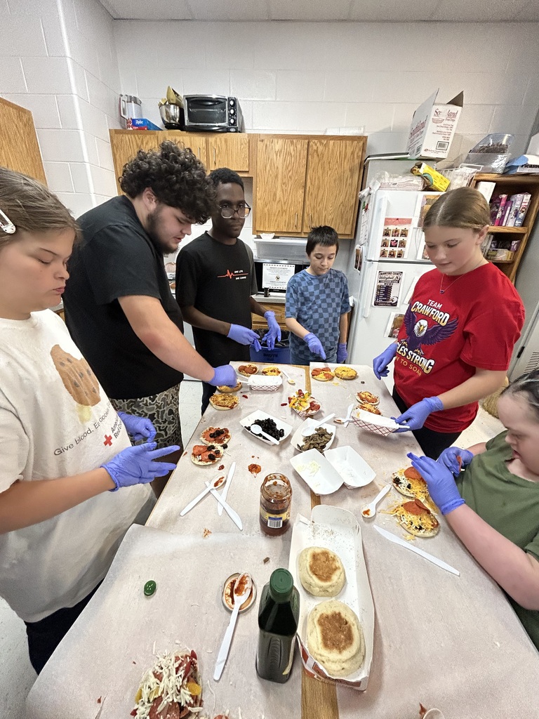 students making pizza