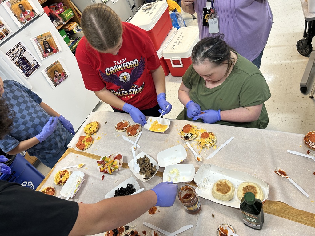 students making pizza