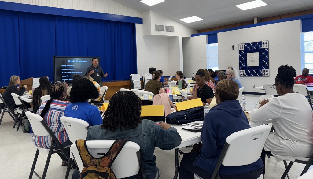 Crockett ISD Paraprofessionals are amazing! They are engaged and learning about student safety and instructionally supporting students.