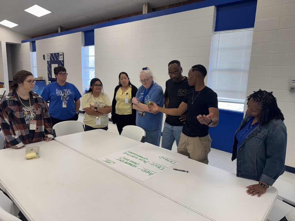 Crockett ISD Paraprofessionals are amazing! They are engaged and learning about student safety and instructionally supporting students.