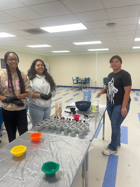 Crockett High’s Intro to Cosmetology class is getting creative! 💅✨ Students whipped up sugar scrubs using everyday household items—turning pantry staples into pampering treatments. #DIYBeauty #StudentSpotlight #CosmetologyClass