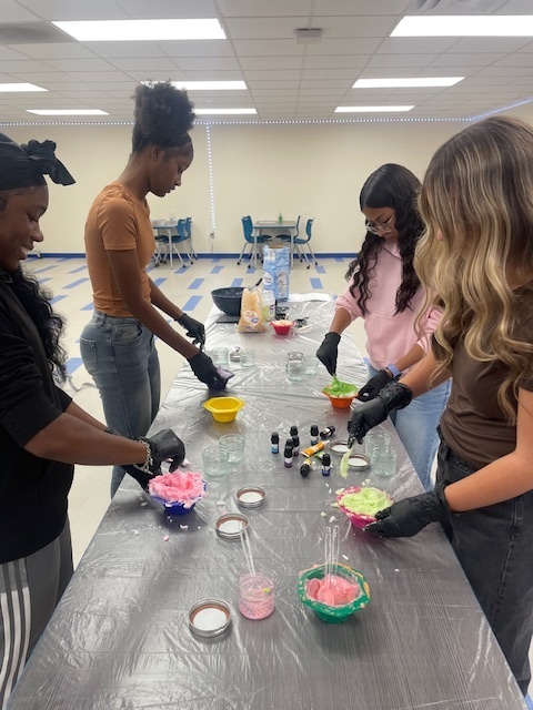 Crockett High’s Intro to Cosmetology class is getting creative! 💅✨ Students whipped up sugar scrubs using everyday household items—turning pantry staples into pampering treatments. #DIYBeauty #StudentSpotlight #CosmetologyClass