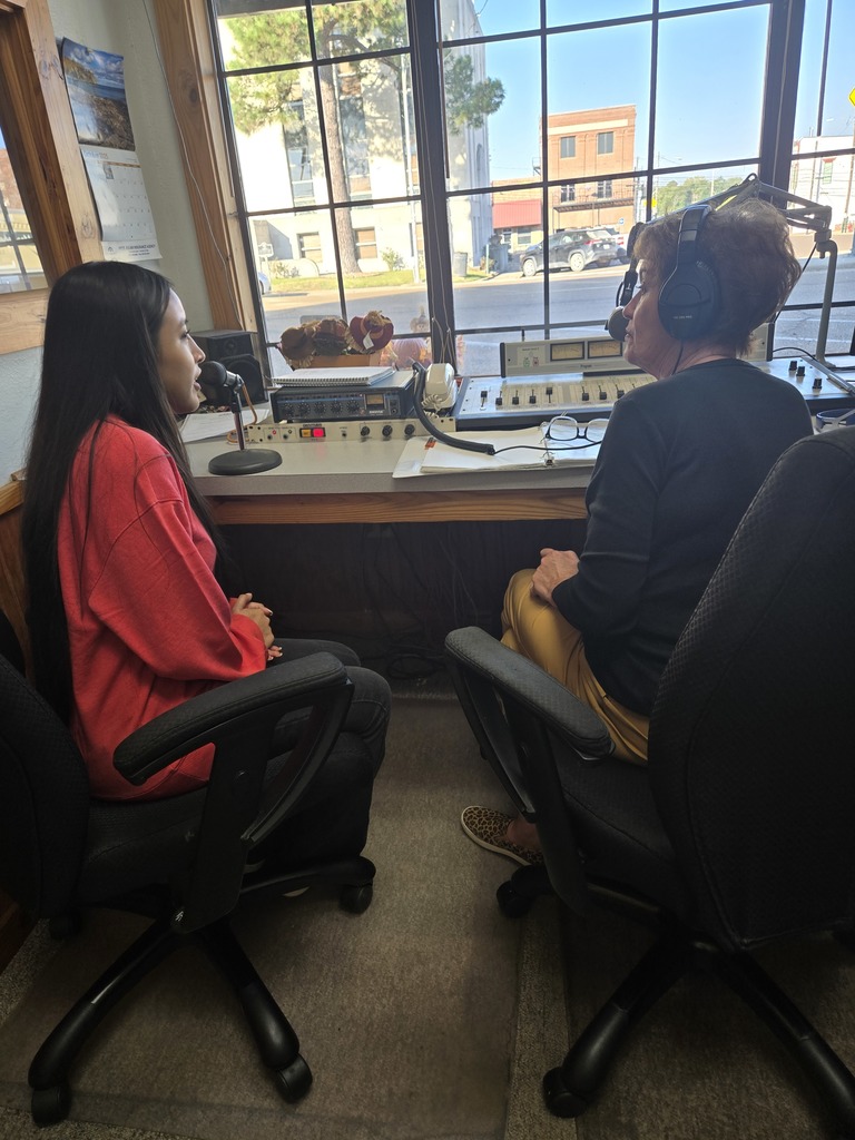 🎙️ Big shoutout to Sherlyn Garcia, CHS Student Council Reporter, for representing Crockett High School on KIVY Radio this morning! She joined Joanne Warner to share all the exciting Homecoming happenings — from the parade to the pep rally, the football game, and everything in between. Way to go, Sherlyn! 💙🐾
