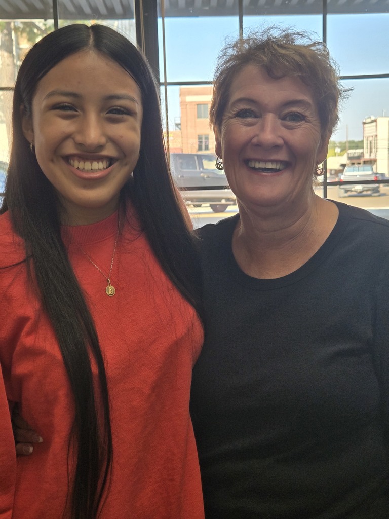 🎙️ Big shoutout to Sherlyn Garcia, CHS Student Council Reporter, for representing Crockett High School on KIVY Radio this morning! She joined Joanne Warner to share all the exciting Homecoming happenings — from the parade to the pep rally, the football game, and everything in between. Way to go, Sherlyn! 💙🐾