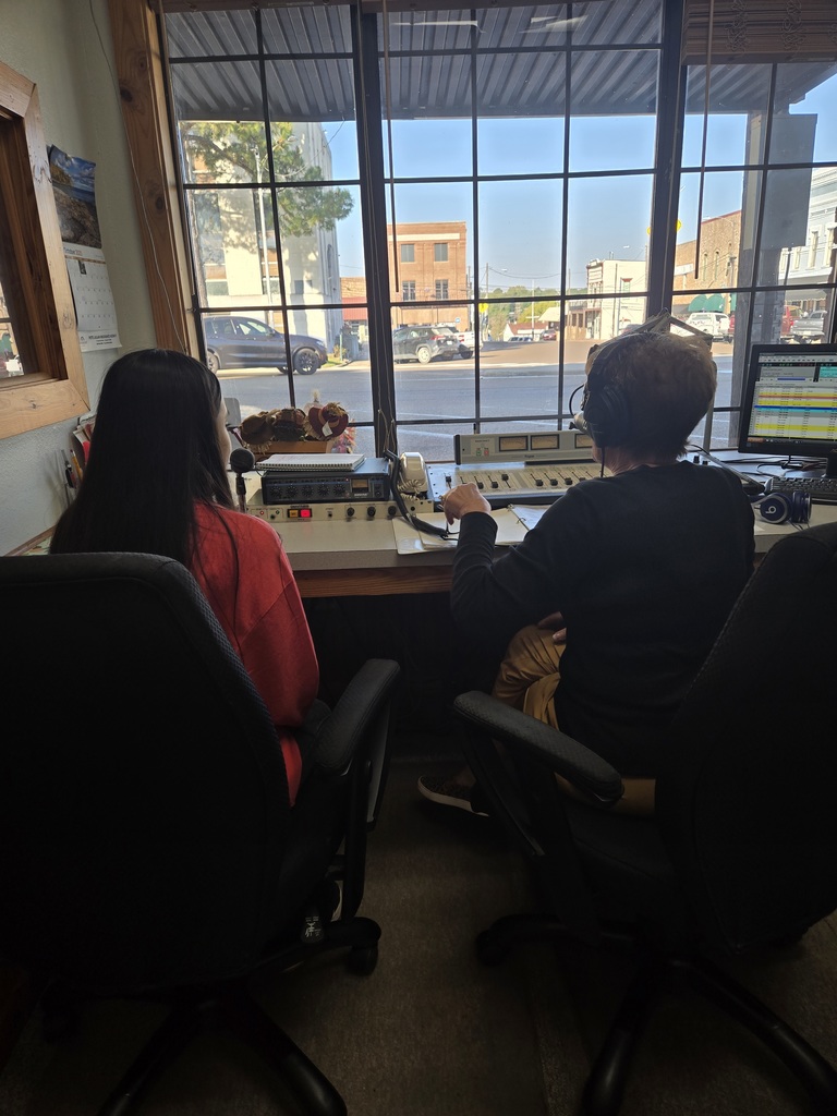 🎙️ Big shoutout to Sherlyn Garcia, CHS Student Council Reporter, for representing Crockett High School on KIVY Radio this morning! She joined Joanne Warner to share all the exciting Homecoming happenings — from the parade to the pep rally, the football game, and everything in between. Way to go, Sherlyn! 💙🐾