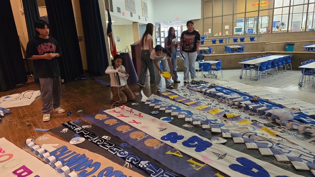 🌟 Crockett High School went BIG for Homecoming 2025 — and we mean really big! Their show-stopping Homecoming Mum stretched an incredible 26 feet long! 🎉💐 Talk about school spirit on full display. Way to go, CHS! #Homecoming2025