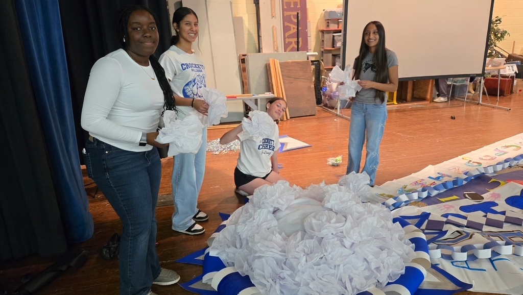 🌟 Crockett High School went BIG for Homecoming 2025 — and we mean really big! Their show-stopping Homecoming Mum stretched an incredible 26 feet long! 🎉💐 Talk about school spirit on full display. Way to go, CHS! #Homecoming2025