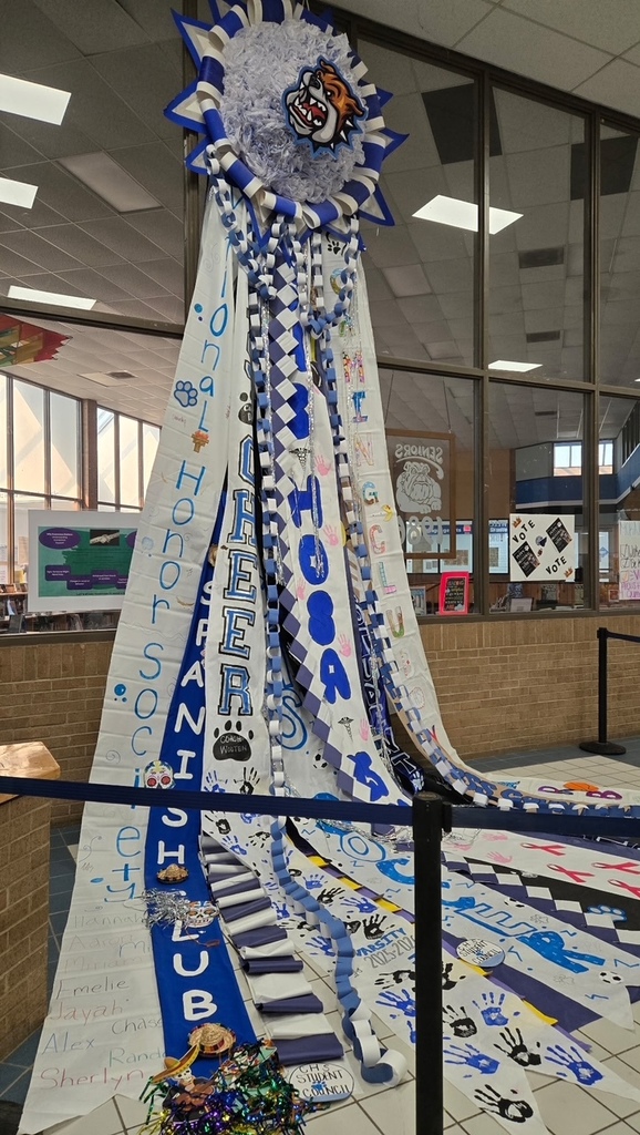 🌟 Crockett High School went BIG for Homecoming 2025 — and we mean really big! Their show-stopping Homecoming Mum stretched an incredible 26 feet long! 🎉💐 Talk about school spirit on full display. Way to go, CHS! #Homecoming2025