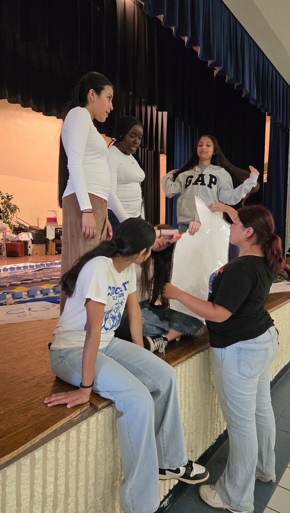 🌟 Crockett High School went BIG for Homecoming 2025 — and we mean really big! Their show-stopping Homecoming Mum stretched an incredible 26 feet long! 🎉💐 Talk about school spirit on full display. Way to go, CHS! #Homecoming2025