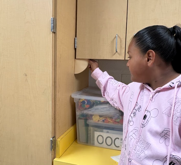 🧠📐 Learning in Action at Crockett Elementary!  Ms. Zunker's 4th grade class took their geometry lesson beyond the classroom walls this week! After learning all about right angles, each student became a real-world angle detective, exploring the school to spot examples of right angles in everyday places. From door frames to bookshelves, corners of posters to classroom furniture, these young mathematicians proved that math is everywhere — if you know how to look for it!