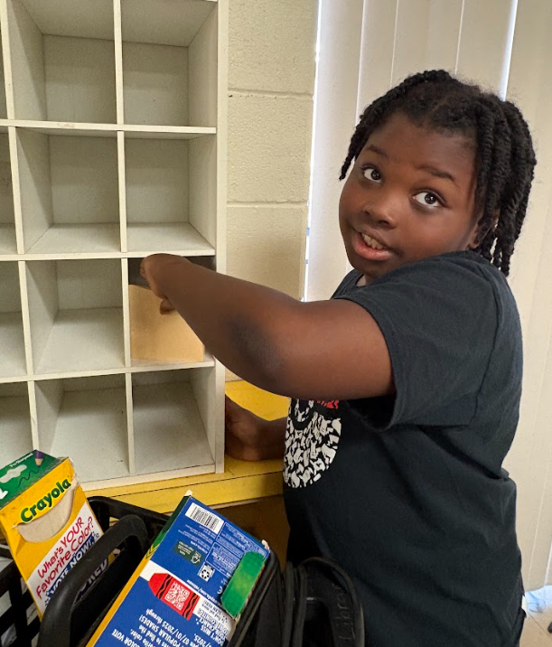 🧠📐 Learning in Action at Crockett Elementary!  Ms. Zunker's 4th grade class took their geometry lesson beyond the classroom walls this week! After learning all about right angles, each student became a real-world angle detective, exploring the school to spot examples of right angles in everyday places. From door frames to bookshelves, corners of posters to classroom furniture, these young mathematicians proved that math is everywhere — if you know how to look for it!