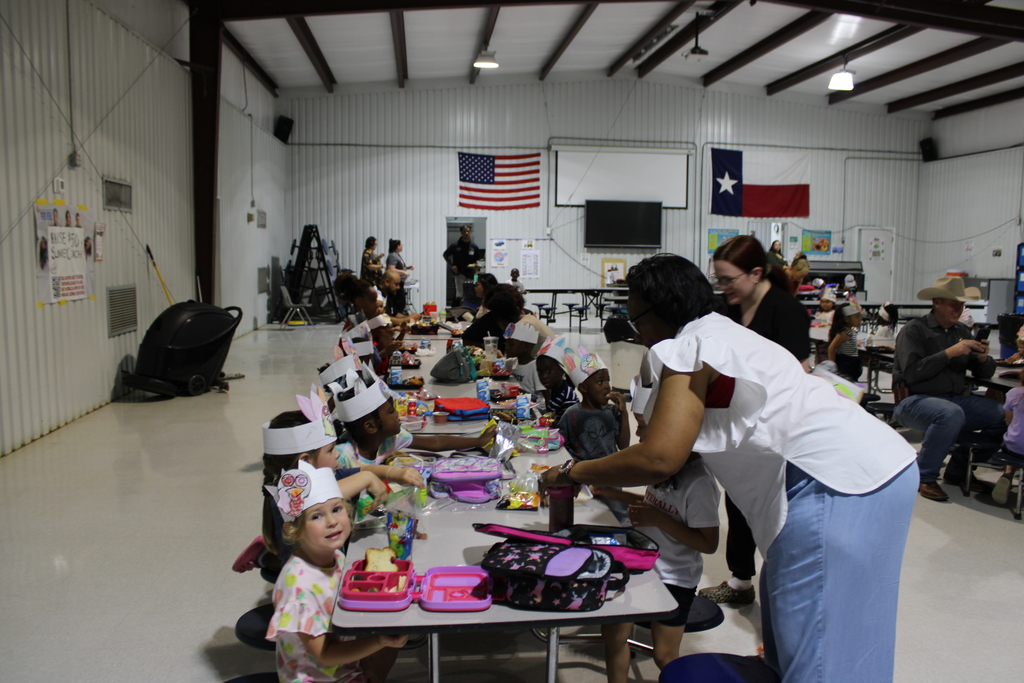 🦃🍂 Crockett Early Childhood Thanksgiving Lunch 🍂🦃  Today our Pre‑K and Kindergarten families joined us for a wonderful Thanksgiving lunch! We had such a great turnout, and it was heartwarming to see our students, families, and staff celebrating together. 💛