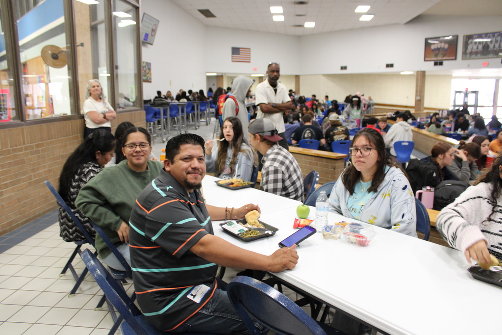 🦃🍽️ Crockett High School Thanksgiving Lunch 🍽️🦃  Crockett High School hosted their Thanksgiving lunch today, and it was a wonderful celebration! Students, staff, and families came together to share a meal and enjoy the holiday spirit. 💛
