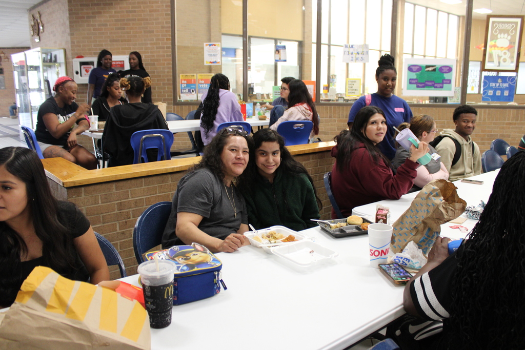 🦃🍽️ Crockett High School Thanksgiving Lunch 🍽️🦃  Crockett High School hosted their Thanksgiving lunch today, and it was a wonderful celebration! Students, staff, and families came together to share a meal and enjoy the holiday spirit. 💛