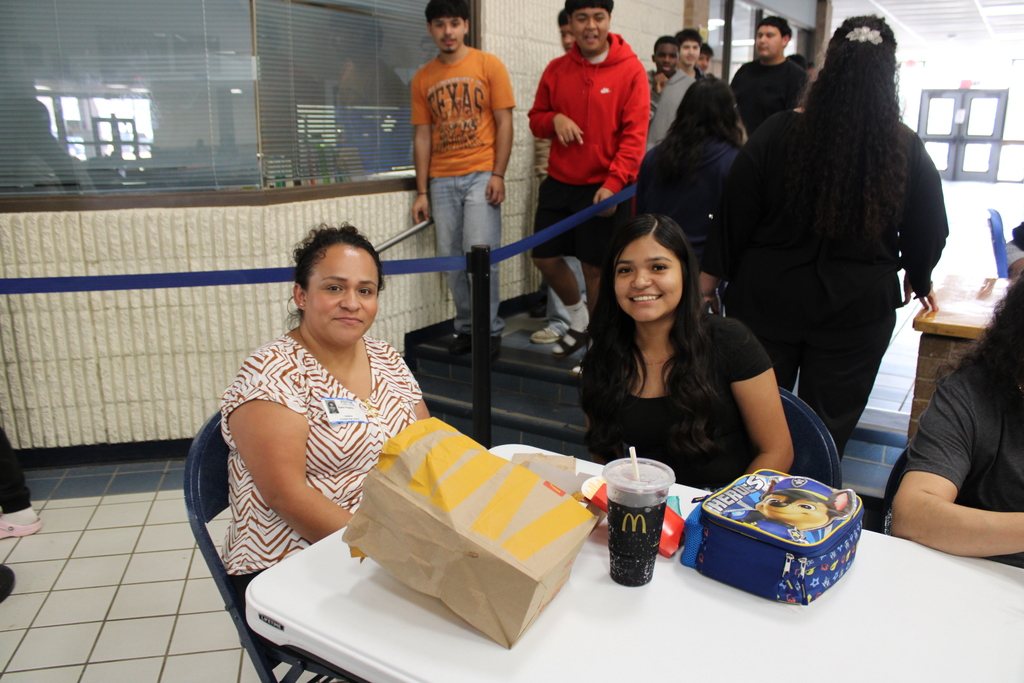 🦃🍽️ Crockett High School Thanksgiving Lunch 🍽️🦃  Crockett High School hosted their Thanksgiving lunch today, and it was a wonderful celebration! Students, staff, and families came together to share a meal and enjoy the holiday spirit. 💛