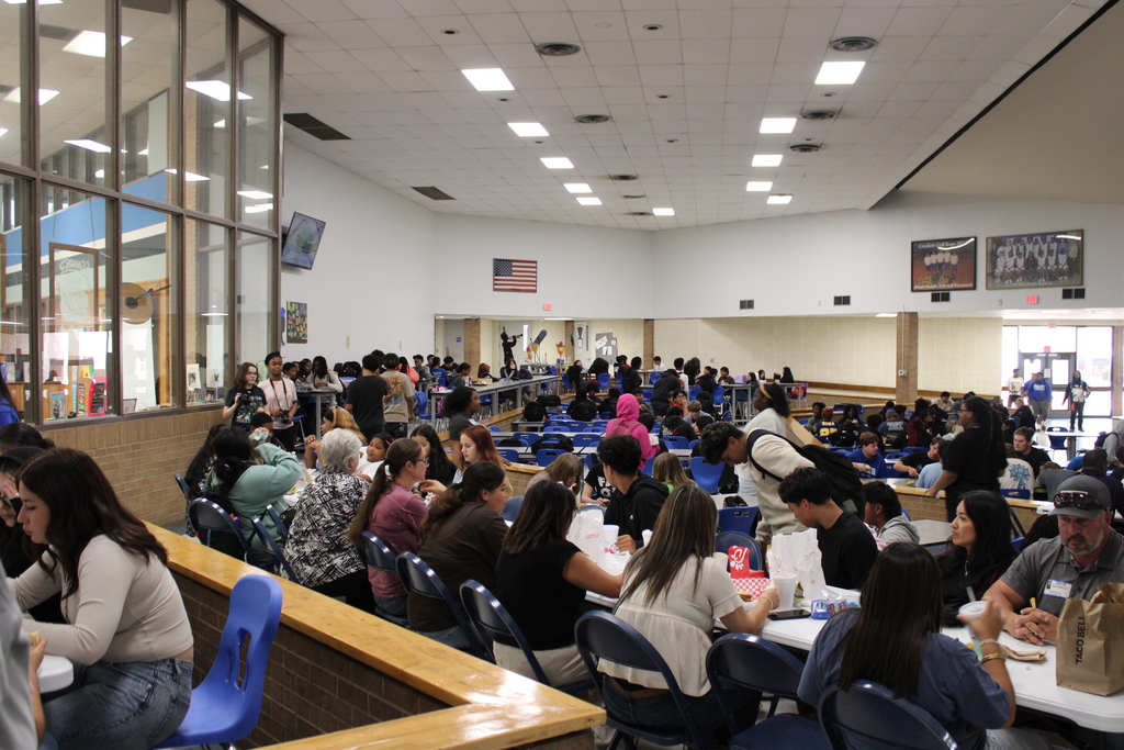 🦃🍽️ Crockett High School Thanksgiving Lunch 🍽️🦃  Crockett High School hosted their Thanksgiving lunch today, and it was a wonderful celebration! Students, staff, and families came together to share a meal and enjoy the holiday spirit. 💛