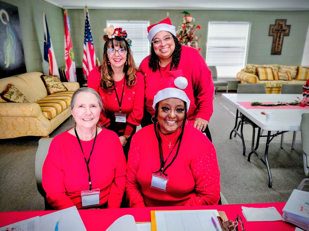 Crockett ISD represented very well during the recent Tour of Homes on Saturday. December 6, 2025 Representing Crockett ISD were Mrs. Liza Clark (High School), Mrs. Melodie Kroll (Elementary), Mrs. Shelby Baxter (Parent Volunteer, SHAC and PAC Member). Mrs. Laura Hill (Elementary) and Dr. Loria Miles (Early Childhood & Elementary). The outstanding students are Chassidy Hicks, Miriam Moran, Mia Davis and Jayah Cobbs all members of the National Honor Society. Downtown Crockett Association thanks Crockett ISD for all of your support!