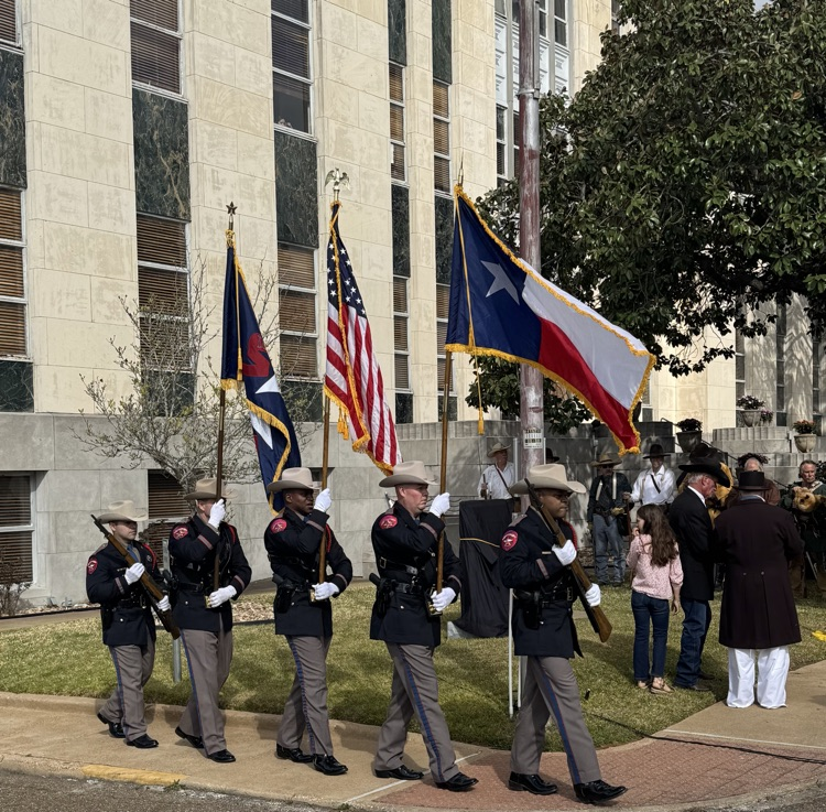 Proud of our Crockett High School NHS volunteers for helping unveiled the new Alamo Letter Monument at the Courthouse today! 🏛️🇨🇱 Great to see our students honoring William B. Travis’s "Victory or Death" legacy.