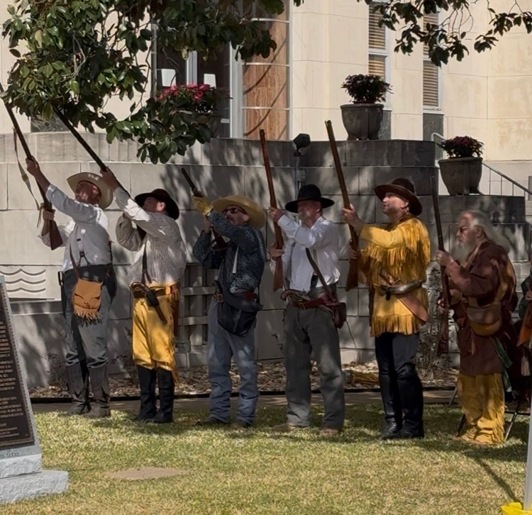 Proud of our Crockett High School NHS volunteers for helping unveiled the new Alamo Letter Monument at the Courthouse today! 🏛️🇨🇱 Great to see our students honoring William B. Travis’s "Victory or Death" legacy.