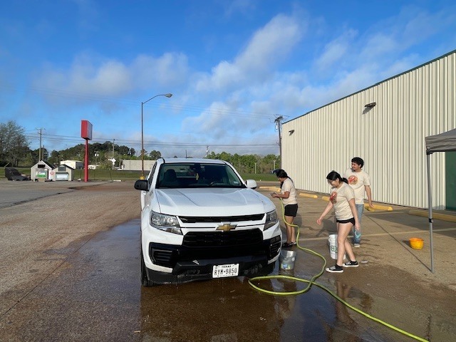 We are incredibly grateful for the amazing support our community showed at our Spanish Club car wash fundraiser this past Saturday! 🙌 Thank you for believing in our program and for investing in our students’ growth and experiences. We couldn’t have done it without you! ❤️  ¡Muchísimas gracias a todos por su apoyo!