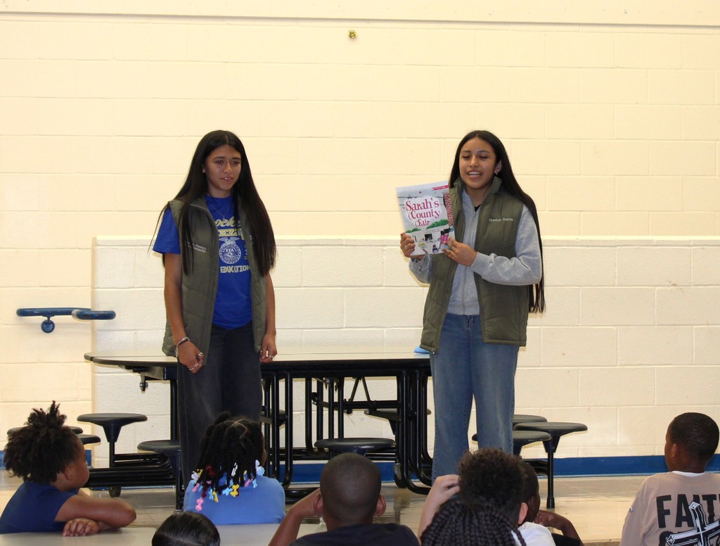 🌟 Crockett FFA Ambassadors visited Crockett Elementary 2nd graders to share all about County Fairs and 4‑H. Inspiring the next generation of ag leaders! 🌾💙