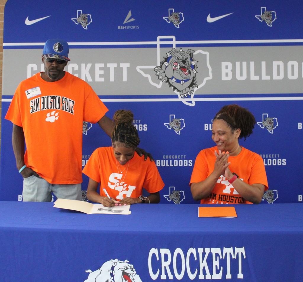 🎉 Way to go, Emory!   We are so proud of you for signing with Sam Houston State University. We know you’ll do amazing things in both track and academics. Keep shining! 🐾💙