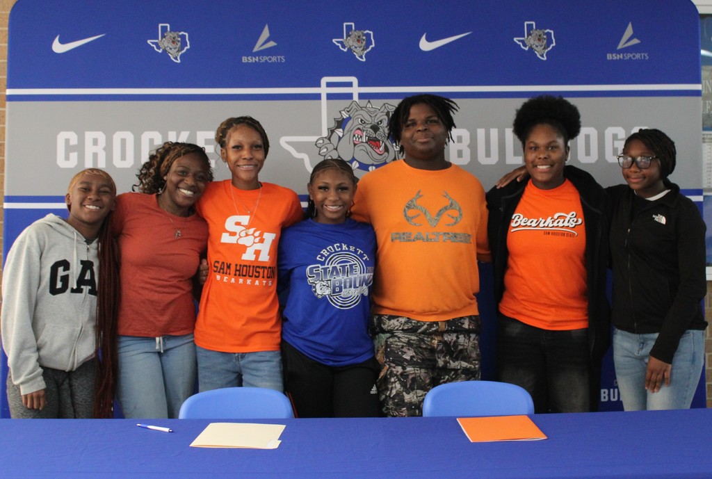 🎉 Way to go, Emory!   We are so proud of you for signing with Sam Houston State University. We know you’ll do amazing things in both track and academics. Keep shining! 🐾💙