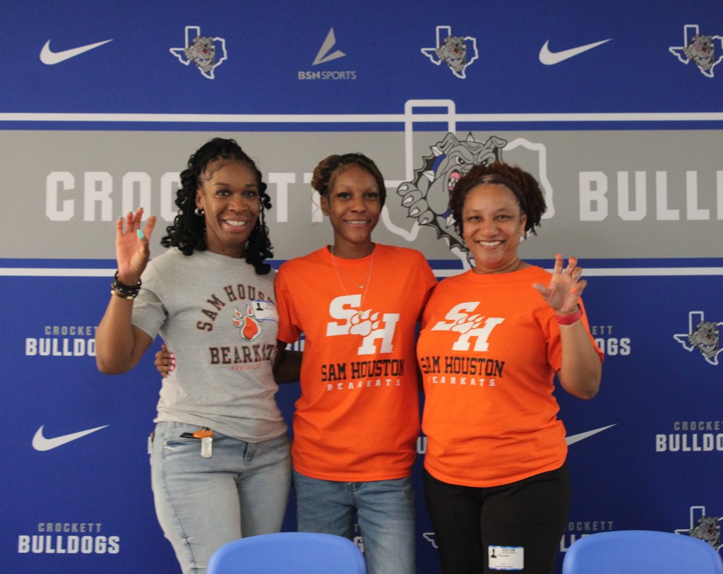 🎉 Way to go, Emory!   We are so proud of you for signing with Sam Houston State University. We know you’ll do amazing things in both track and academics. Keep shining! 🐾💙