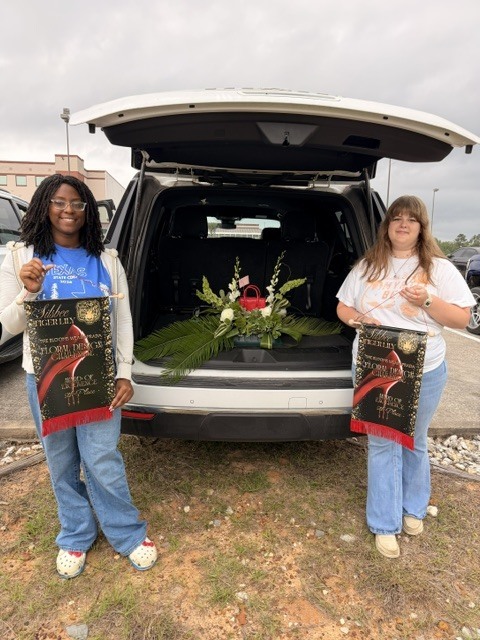 This week, practicum floral design students participated in floral build-offs, where they demonstrated their skills in creativity, design techniques, and teamwork.  Jayah Cobbs and Kasey Braun placed 9th High Group overall.  Other participating groups included: Mia Davis and Diana Gomez Mancilla, Norma Salazar, Yadira Juan, Alex Kane, and Aaron Bahena Villanueva  All students represented the program and Crockett FFA well.