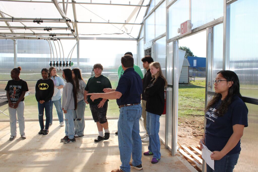 Today our Crockett 8th Graders got a firsthand look at the Career & Technical Education programs available at Crockett High School. Experiences like these help students discover their interests and begin shaping their future paths, and we’re proud to support their growth every step of the way. 💙🐾  CHS CTE Programs Include:  Cosmetology  Welding  Forklifting  Floral Design  Dog Grooming  Business & Finance  Graphic Design