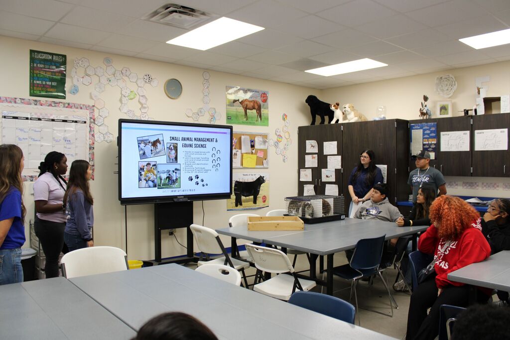 Today our Crockett 8th Graders got a firsthand look at the Career & Technical Education programs available at Crockett High School. Experiences like these help students discover their interests and begin shaping their future paths, and we’re proud to support their growth every step of the way. 💙🐾  CHS CTE Programs Include:  Cosmetology  Welding  Forklifting  Floral Design  Dog Grooming  Business & Finance  Graphic Design