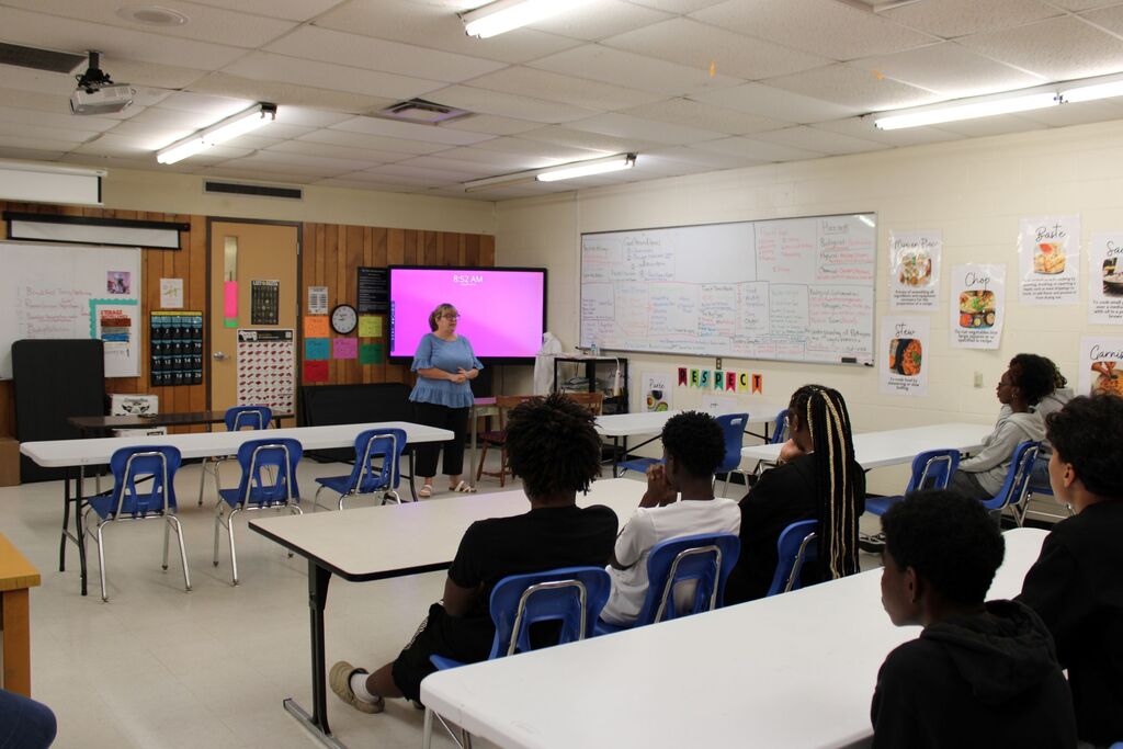 Today our Crockett 8th Graders got a firsthand look at the Career & Technical Education programs available at Crockett High School. Experiences like these help students discover their interests and begin shaping their future paths, and we’re proud to support their growth every step of the way. 💙🐾  CHS CTE Programs Include:  Cosmetology  Welding  Forklifting  Floral Design  Dog Grooming  Business & Finance  Graphic Design