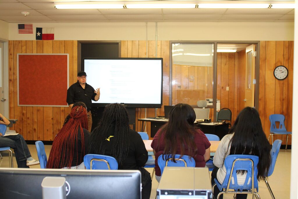 Today our Crockett 8th Graders got a firsthand look at the Career & Technical Education programs available at Crockett High School. Experiences like these help students discover their interests and begin shaping their future paths, and we’re proud to support their growth every step of the way. 💙🐾  CHS CTE Programs Include:  Cosmetology  Welding  Forklifting  Floral Design  Dog Grooming  Business & Finance  Graphic Design
