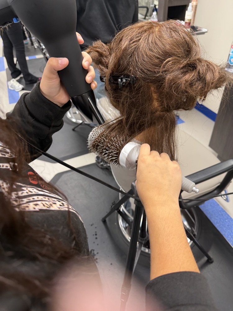 Crockett High School Cosmetology 2 class was excited to be back in the lab! Today was all about refining my technique and perfecting the classic blowout. 💇♀️ Every rep brings more precision!