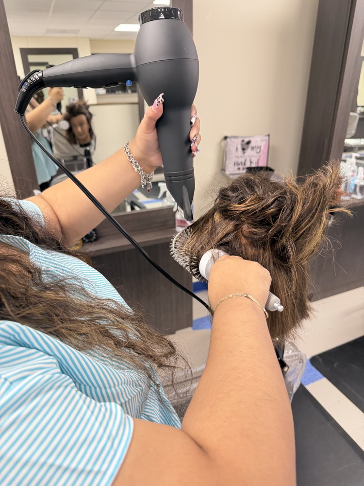 Crockett High School Cosmetology 2 class was excited to be back in the lab! Today was all about refining my technique and perfecting the classic blowout. 💇♀️ Every rep brings more precision!
