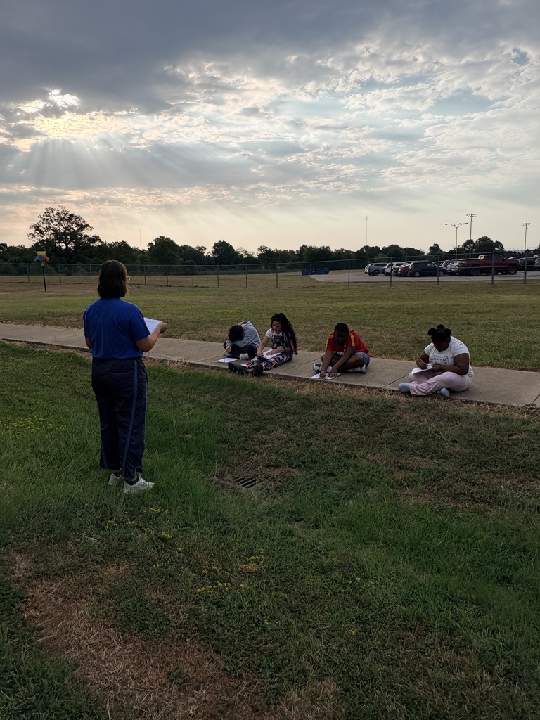 Crockett Elementary teacher Mrs. Harris took learning outdoors with her 5th grade RLA class—turning the five senses into a hands‑on adventure. Students explored what they saw, heard, felt, touched, and tasted, then turned those moments into creative sensory descriptions. Love seeing our Bulldogs learning in motion.