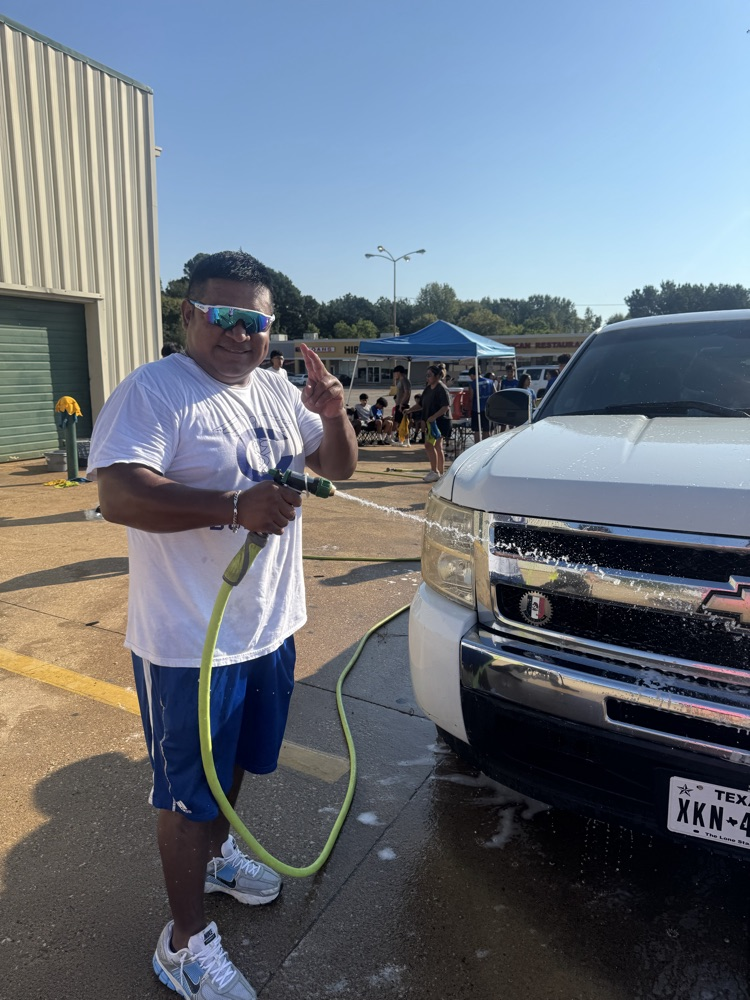 Come out and support our cross country kids!!!🏃🏻🏃♀️🏃🏻💙🤍💙! Get your car wash cleaned 🧼 🚗🚙