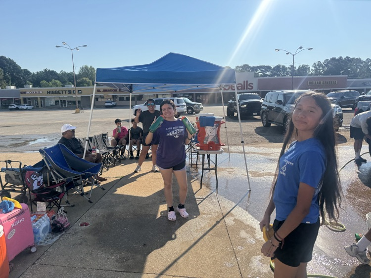 Come out and support our cross country kids!!!🏃🏻🏃♀️🏃🏻💙🤍💙! Get your car wash cleaned 🧼 🚗🚙