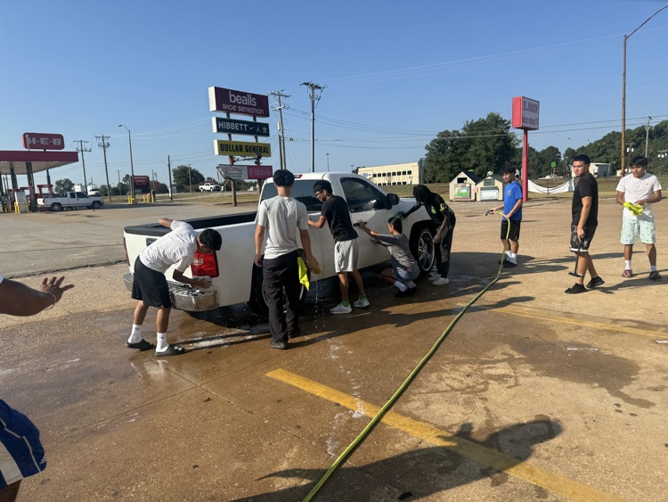 Come out and support our cross country kids!!!🏃🏻🏃♀️🏃🏻💙🤍💙! Get your car wash cleaned 🧼 🚗🚙