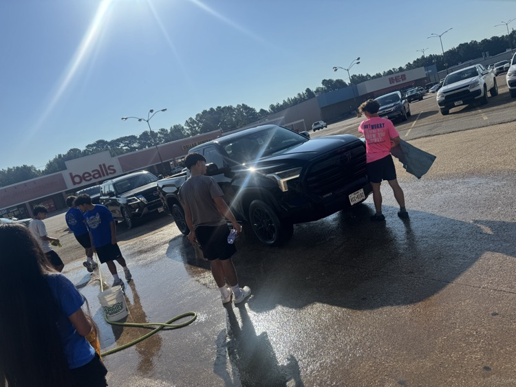 Come out and support our cross country kids!!!🏃🏻🏃♀️🏃🏻💙🤍💙! Get your car wash cleaned 🧼 🚗🚙