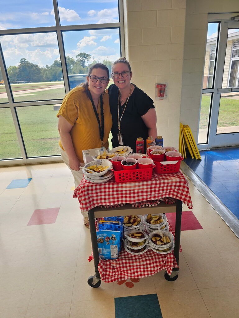 Sweet moments at Crockett Elementary today!   Our teachers enjoyed a fun surprise from the Apple Cart Girls — deconstructed candy apples that were as cute as they were delicious. 🍎✨  A perfect mid‑week treat for our amazing staff!