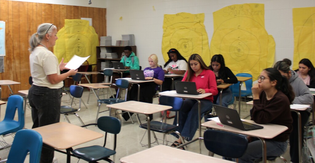 Shoutout to CHS Counselor Ms. West for helping our Seniors tackle their college applications today!🎓  From form filling, deadlines, future planning—she covered it all. Seniors: Check your CISD email to sign up for the next session on Oct. 7th! 🐾