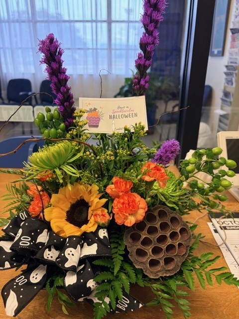 🎃💐 Check out this beautiful Halloween arrangement created by our very own Crockett Bulldog Blooms! Our floral design students are so incredibly talented! 🧡🖤