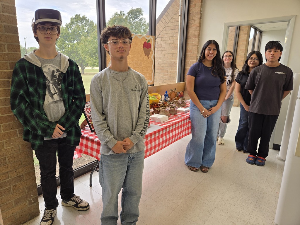 You're the CORE of Our School! Look what the Crockett High School Student Council put together to show a little appreciation for our amazing faculty and staff! Today, Student Council members treated CHS teachers and staff to a special Apple Drizzle Bar, complete with fresh apples, caramel, chocolate, and plenty of delicious toppings! From planning and decorating to preparing all the goodies, our Student Council students worked together to create a sweet surprise for the people who do so much for our school. Thank you to our CHS faculty and staff for all you do. We appreciate you to the CORE!
