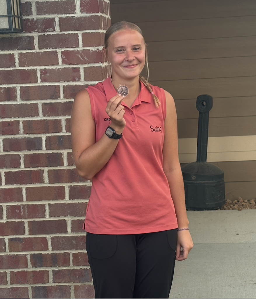 Alexa Suing placed 3rd at the girls district golf meet and qualified for the State meet next week.