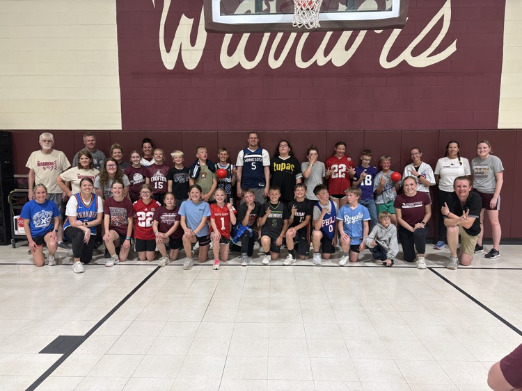 Group photo of the 6th graders and Teachers after the Dodgeball match