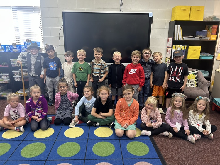 Kindergarten dressed up as grandparents