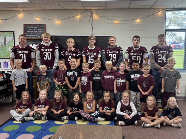 Kindergarteners and seniors together for Homecoming
